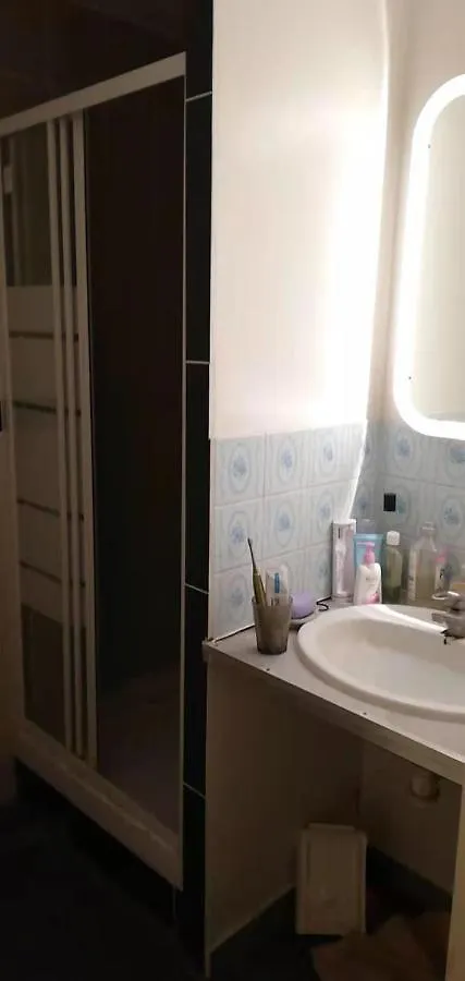 Fleur De Paris Hostel