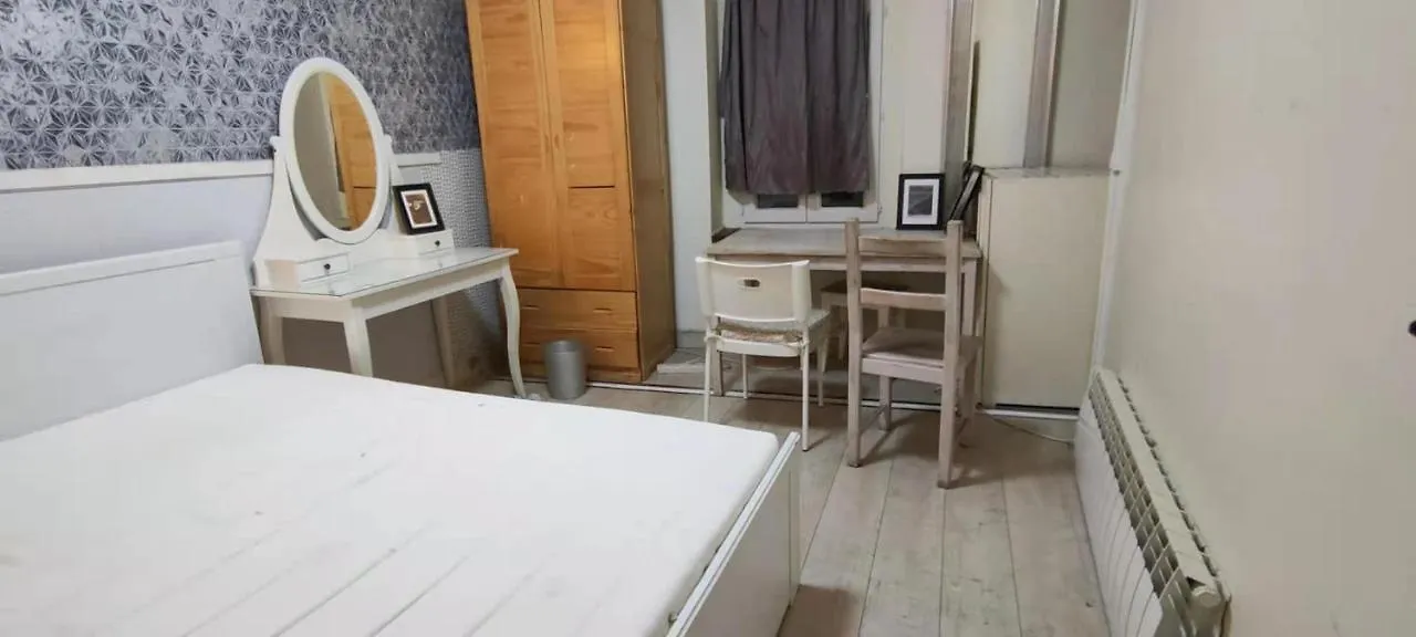 Fleur De Paris Hostel