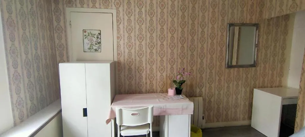 Fleur De Paris Hostel
